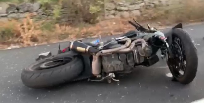 Schianto tra una moto e un'auto (che si ribalta), tre persone ferite