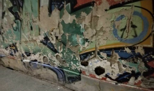 Il muro della Tesoriera cade a pezzi: la 4 chiede di ripulirlo da scritte e crepe Il muro della Tesoriera cade a pezzi: la 4 chiede di ripulirlo da scritte e crepe