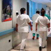 medici e infermieri in un corridoio di ospedale