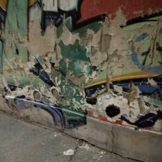 Il muro della Tesoriera cade a pezzi: la 4 chiede di ripulirlo da scritte e crepe