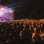 Persone a un concerto di musica dal vivo