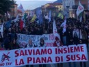 In migliaia alla marcia No Tav: "Salviamo la piana di Susa" In migliaia alla marcia No Tav: "Salviamo la piana di Susa"