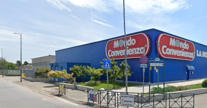 Immagine d'archivio di un punto vendita Mondo Convenienza Immagine d'archivio di un punto vendita Mondo Convenienza