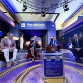 Renzo Arbore dona la sua prima radio al nuovo Museo della Rai Renzo Arbore dona la sua prima radio al nuovo Museo della Rai