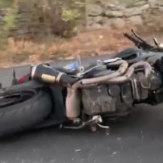 Schianto tra una moto e un'auto (che si ribalta), tre persone ferite