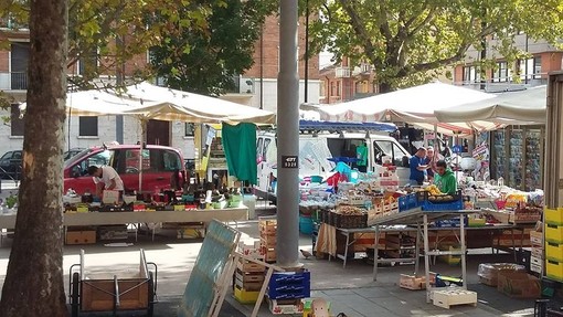 Stop alle auto che bloccano il mercato di corso Svizzera (foto d'archivio) Stop alle auto che bloccano il mercato di corso Svizzera (foto d'archivio)