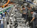 operai in linea di produzione