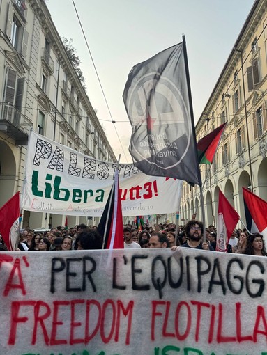 Manifestazione di solidarietà nella serata di ieri a Torino