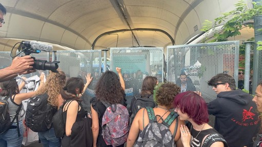 Tensione al Salone del Libro. I pro Pal: &quot;Fuori i sionisti&quot;, poi provano a forzare gli accessi. Respinti dalla polizia [FOTO E VIDEO]