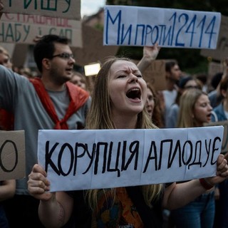 Proteste di piazza in Ucraina contro la legge siglata da Zelensky