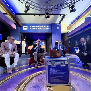 Renzo Arbore dona la sua prima radio al nuovo Museo della Rai