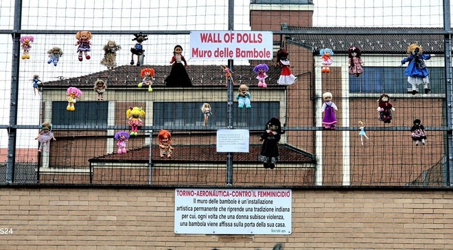 Il muro delle bambole, presidio contro la violenza sulle donne