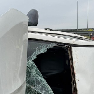 Auto si ribalta allo svincolo Savonera: due feriti, tratto chiuso