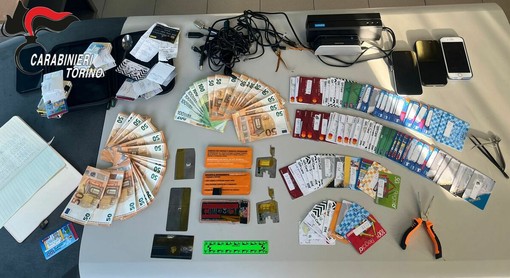 Soldi e materiale ritrovati dai carabinieri dopo la perquisizione Soldi e materiale ritrovati dai carabinieri dopo la perquisizione