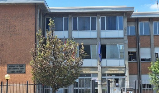 Bruciate bandiere Usa e Israele nel cortile del liceo Einstein