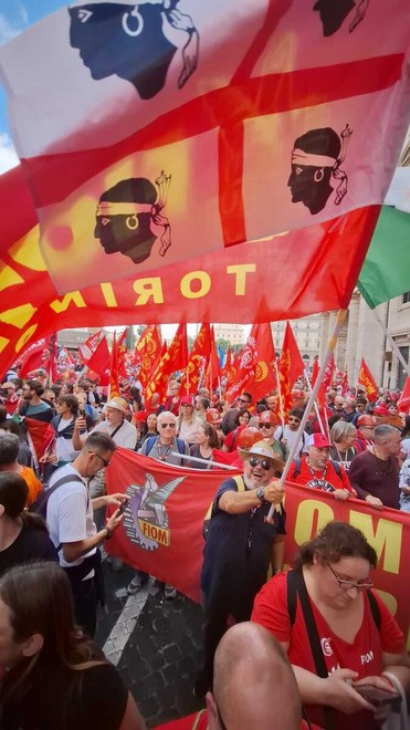 La Fiom torinese sfila a Roma durante la manifestazione nazionale La Fiom torinese sfila a Roma durante la manifestazione nazionale
