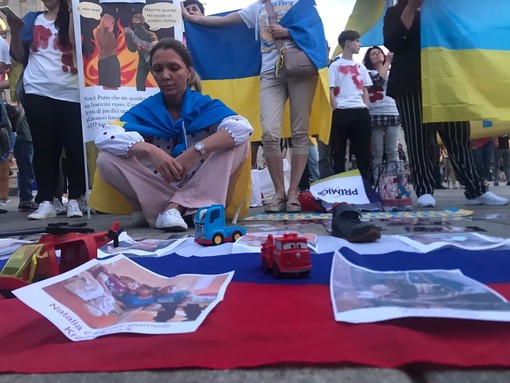 A Torino i no vax schierati con Putin: contestati dagli ucraini in piazza Castello