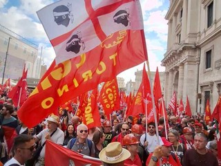 La Fiom torinese sfila a Roma durante la manifestazione nazionale La Fiom torinese sfila a Roma durante la manifestazione nazionale