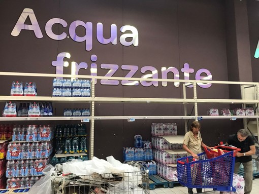 Agosto senza acqua frizzante a Torino: negli scaffali dei supermarket è (quasi) introvabile [FOTO]