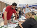 Il segretario regionale del Pd Mimmo Rossi mentre firma ad un banchetto