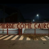 Contestazione e letame davanti allo stadio Filadelfia [foto Osservatorio Granata]