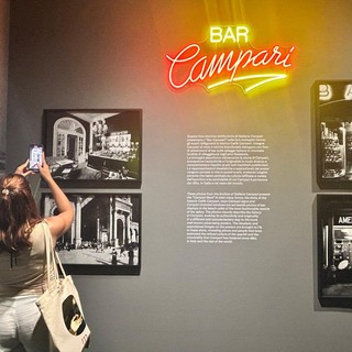 A Camera gli iconici scatti dei fotografi della Magnum nei bar di tutto il mondo