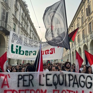 Manifestazione di solidarietà nella serata di ieri a Torino