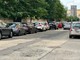 Tracciati gli stalli, da qualche giorno le vetture si sono spostate verso il centro della carreggiata