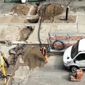 Nuovo scavo lungo la ciclabile appena conclusa in via Filadelfia