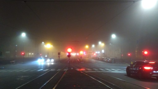strada nella nebbia
