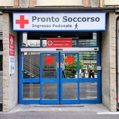 Furgone dei rifiuti contro un palo, operatrice del 118 finisce al Cto Furgone dei rifiuti contro un palo, operatrice del 118 finisce al Cto