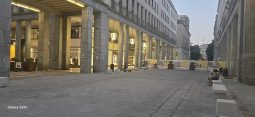 Nuova luce per i lampioni storici di via Roma pedonale, ma c'è chi polemizza sugli arbusti secchi Nuova luce per i lampioni storici di via Roma pedonale, ma c'è chi polemizza sugli arbusti secchi