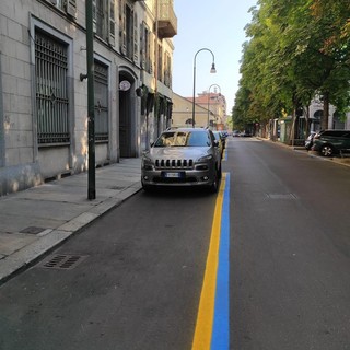 Strisce blu e gialle in centro a Torino con auto parcheggiate