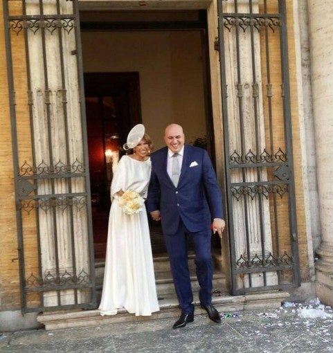 Nozze top secret in Provenza per il Ministro Crosetto: il sì religioso con Gaia Saponaro nel cuore della Provenza