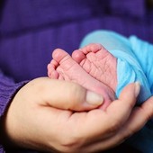 neonato sulla pancia della mamma