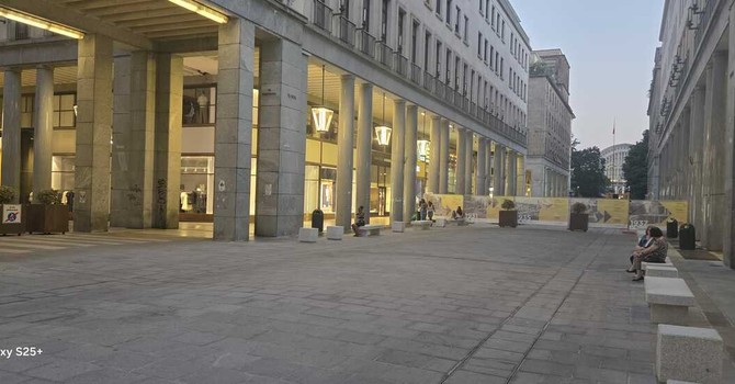 Nuova luce per i lampioni storici di via Roma pedonale, ma c'è chi polemizza sugli arbusti secchi Nuova luce per i lampioni storici di via Roma pedonale, ma c'è chi polemizza sugli arbusti secchi