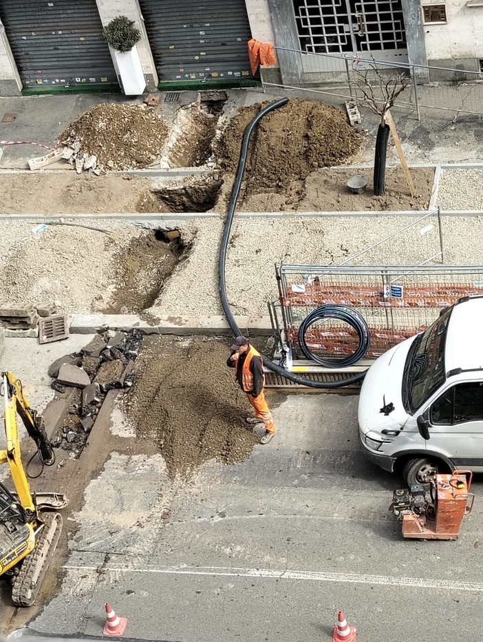 Nuovo scavo lungo la ciclabile appena conclusa in via Filadelfia