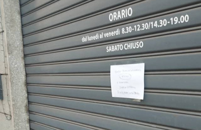 Un negozio chiuso per blackout Un negozio chiuso per blackout