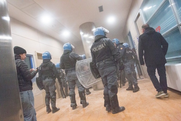 Momenti di tensione con le forze dell'ordine durante la manifestazione di venerdì Momenti di tensione con le forze dell'ordine durante la manifestazione di venerdì