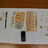Gli oggetti sequestrati alla truffatrice