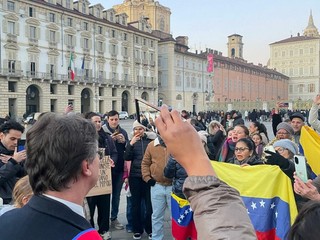 Manifestazione pro Venezuela in piazza Castello