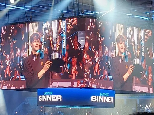 Sinner in trionfo dopo il successo alle Atp Finals del 2025