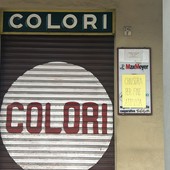 La serranda abbassata dello storico colorificio del Pilonetto