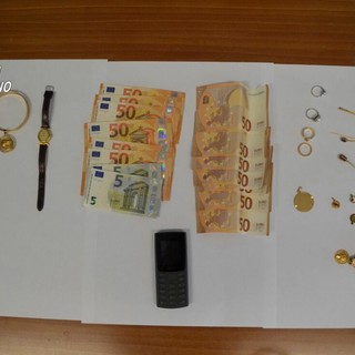 Gli oggetti sequestrati alla truffatrice