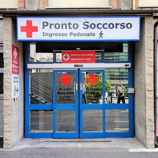 Furgone dei rifiuti contro un palo, operatrice del 118 finisce al Cto