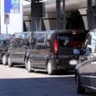 Aggredito e picchiato da un tassista perché conducente di auto a noleggio