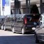 Aggredito e picchiato da un tassista perché conducente di auto a noleggio