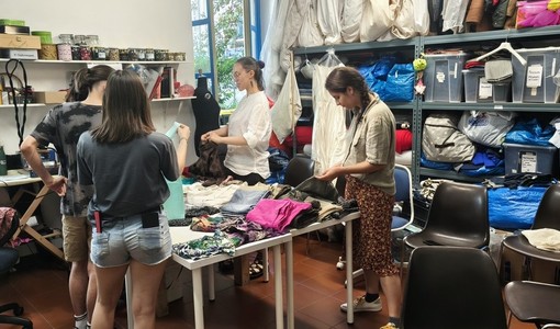 La Summer Academy di Abito tra laboratori di sartoria e donazioni ai senzatetto La Summer Academy di Abito tra laboratori di sartoria e donazioni ai senzatetto