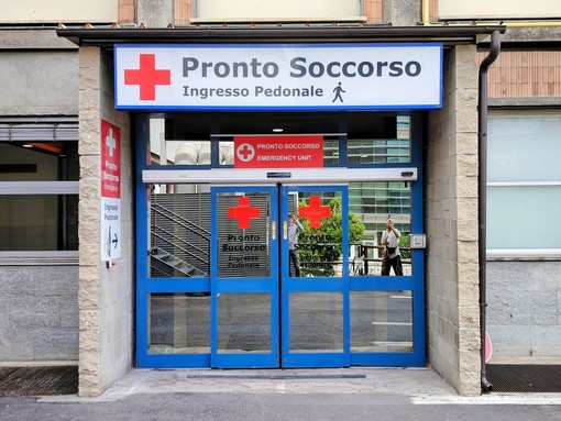 Furgone dei rifiuti contro un palo, operatrice del 118 finisce al Cto Furgone dei rifiuti contro un palo, operatrice del 118 finisce al Cto