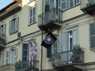Simboli e bandiere naziste a San Donato